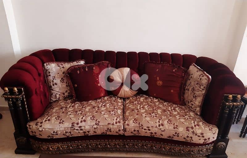 للبيع صالون كامل مع  شبه جدد 4