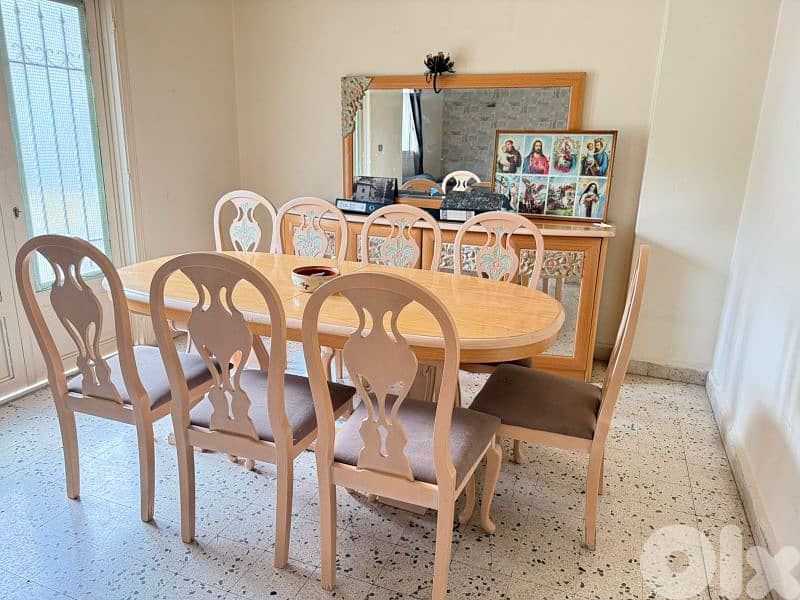 8 seaters classic dinning table 1