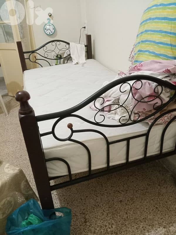 تخت مفرد ونص مع فرشة 1