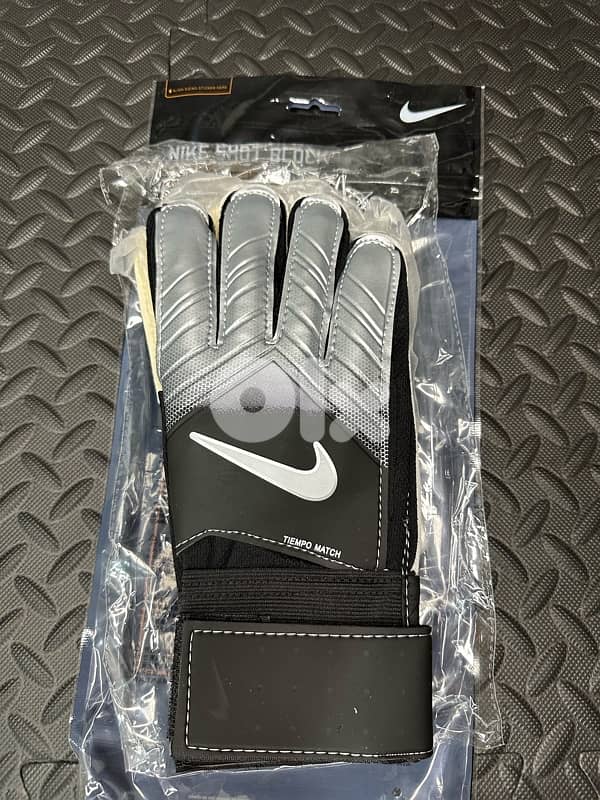 nike shot block goal keeping gloves 0