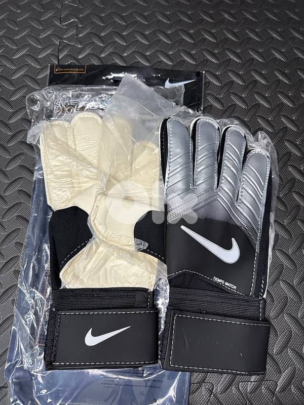 nike shot block goal keeping gloves 1