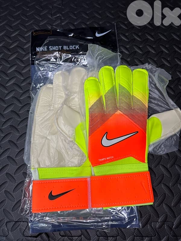 nike shot block goal keeping gloves 1
