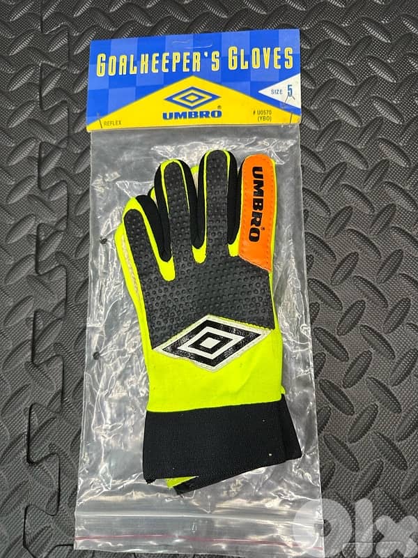 goalkeeper’s gloves 0