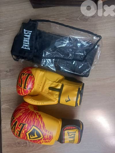 EVERLAST BOXING GLOVES