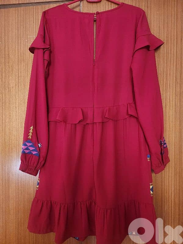 Asos embroidered red dress 40 فستان مطرز 1
