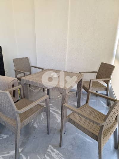 table with 4 chairs
