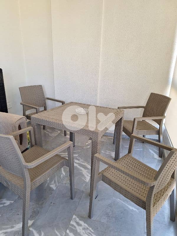 table with 4 chairs 0