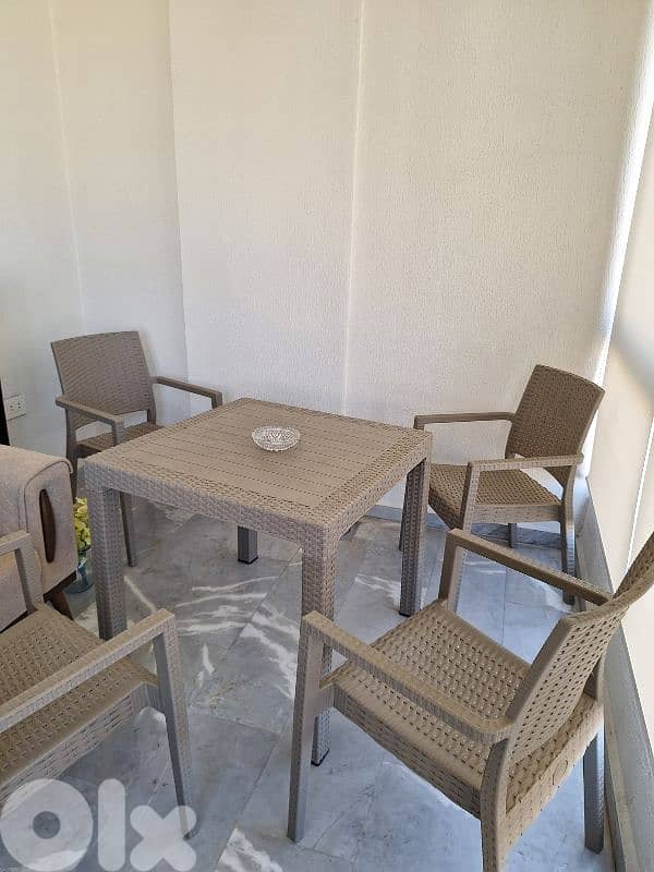 table with 4 chairs 2