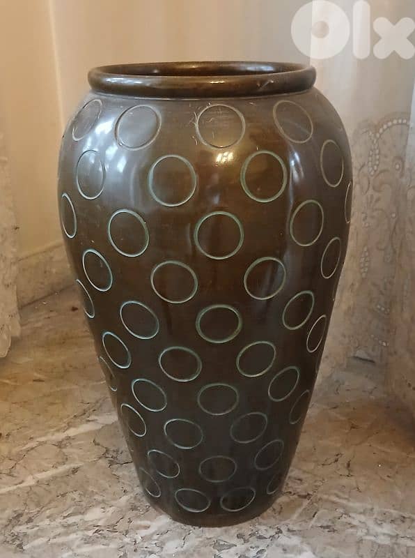 engraved vase 0