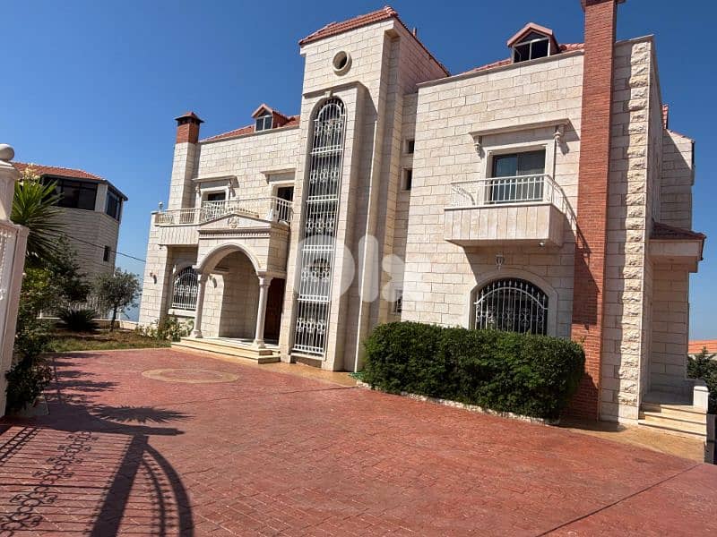 Luxury Triplex Villa with Sea & Mountain Views 0