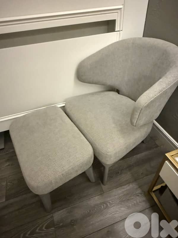 Armchair & Ottoman 0