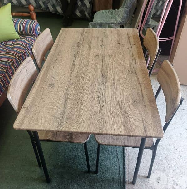 طاولة مع اربع كراسي. table with 4 chairs 0