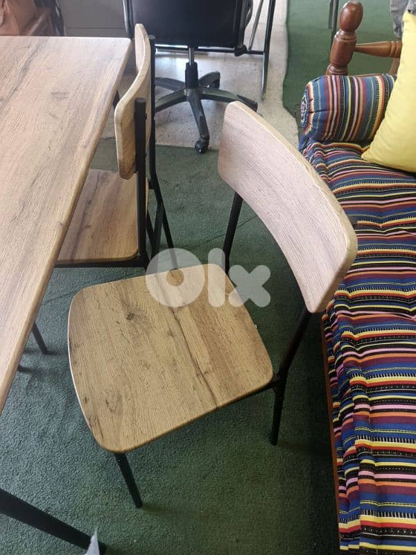 طاولة مع اربع كراسي. table with 4 chairs 3