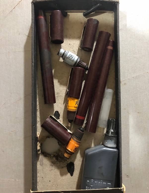 طاولة هندسية مع أدوات وبعض المواد 0