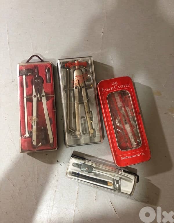 طاولة هندسية مع أدوات وبعض المواد 1