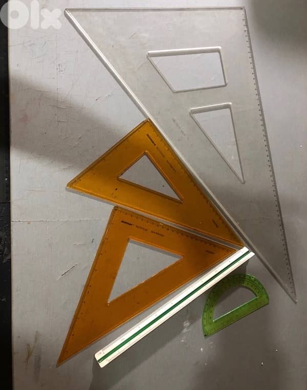 طاولة هندسية مع أدوات وبعض المواد 2