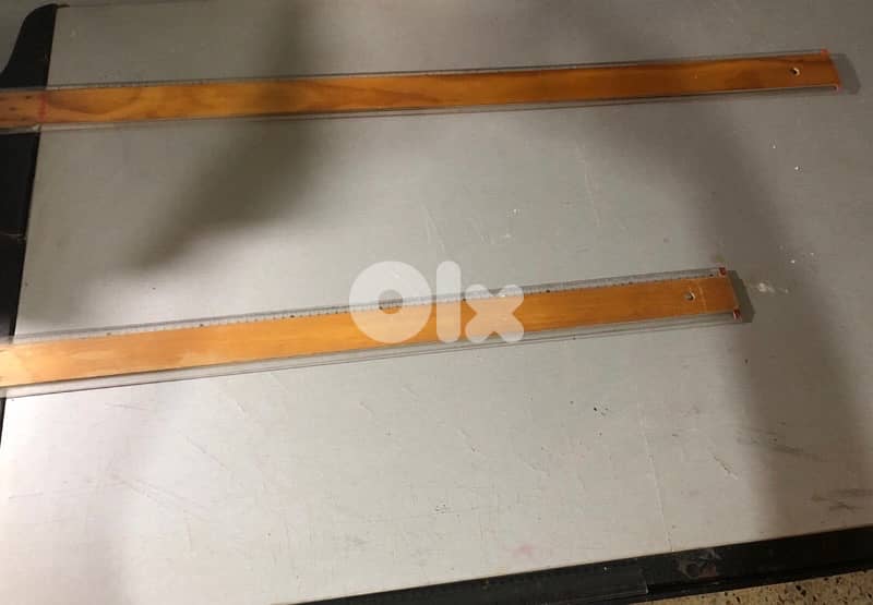 طاولة هندسية مع أدوات وبعض المواد 3