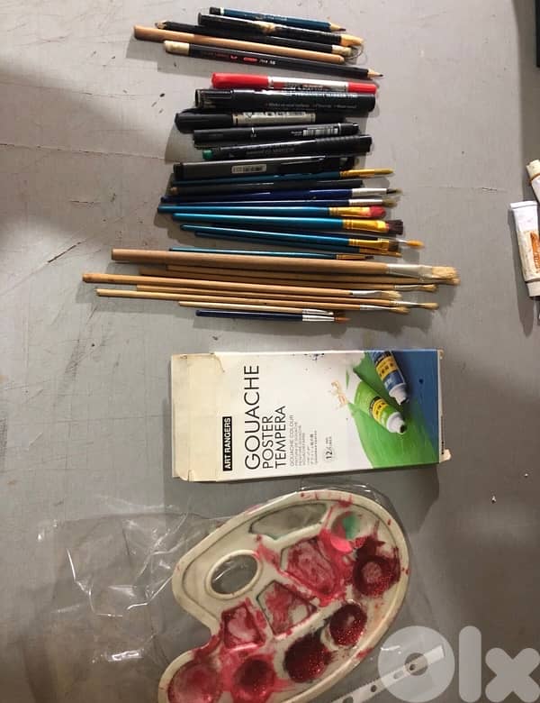 طاولة هندسية مع أدوات وبعض المواد 4