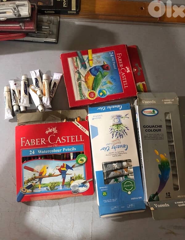 طاولة هندسية مع أدوات وبعض المواد 5