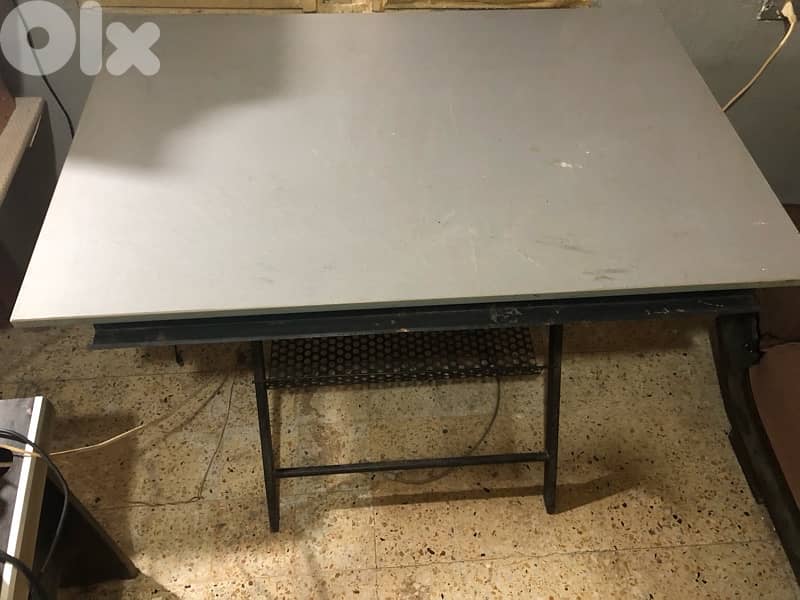 طاولة هندسية مع أدوات وبعض المواد 7