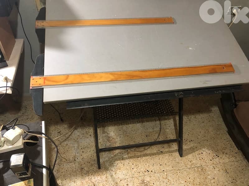 طاولة هندسية مع أدوات وبعض المواد 8