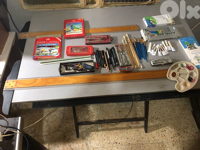 طاولة هندسية مع أدوات وبعض المواد 9