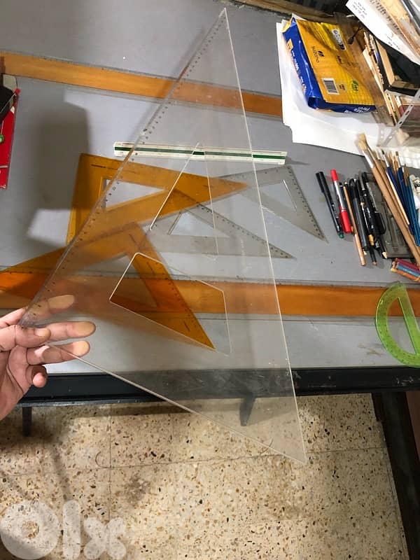 طاولة هندسية مع أدوات وبعض المواد 11