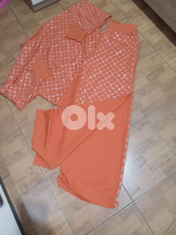 ملابس جديدة يوجد 100قطعة بارخص الاسعار 0