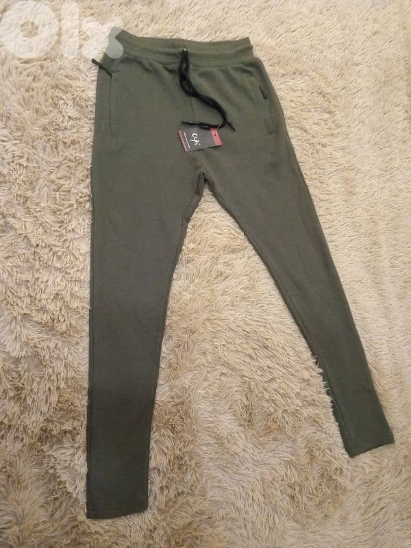 ملابس جديدة يوجد 100قطعة بارخص الاسعار 16