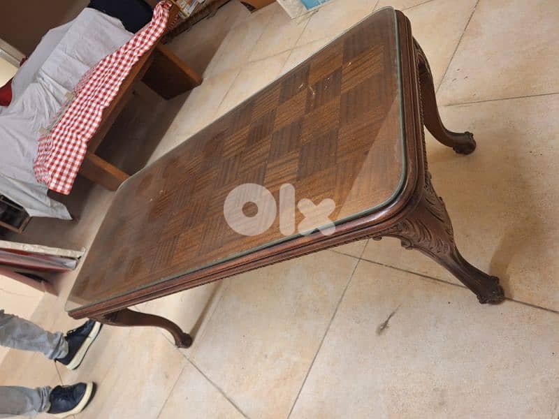 طاولة صالون وسط انجليزية انتيك خشب جوز مميزة ناعمة 2