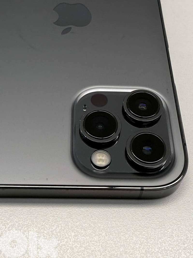 iPhone 12 Pro Max 256GB - Black | AirPods and EarPods 4