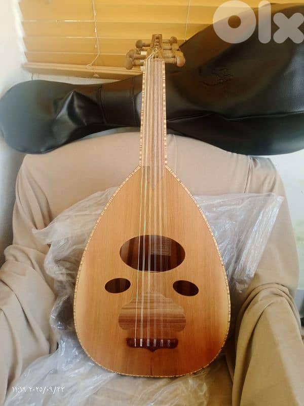 عود مميز بسعر مميز 110$ فقط ومع شنطة  وريش وجديد أفضل الأسعار بالسوق 0