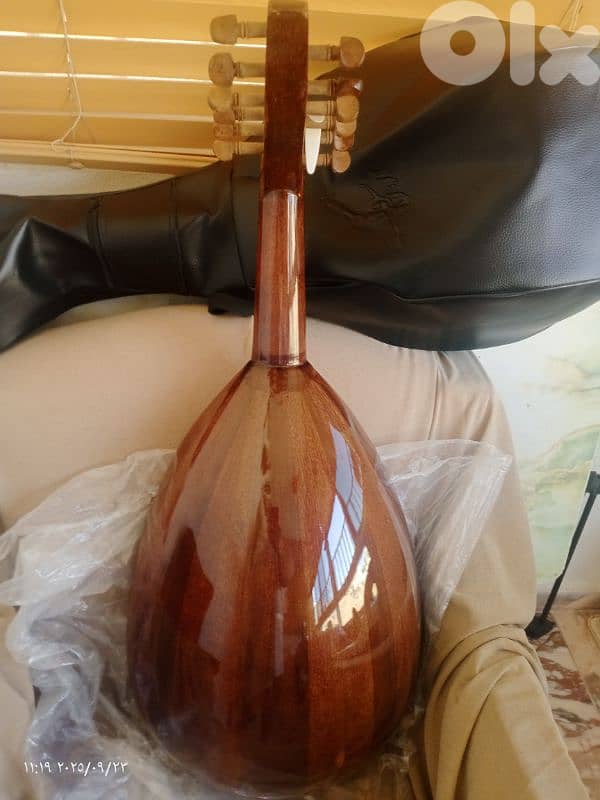 عود مميز بسعر مميز 110$ فقط ومع شنطة  وريش وجديد أفضل الأسعار بالسوق 1