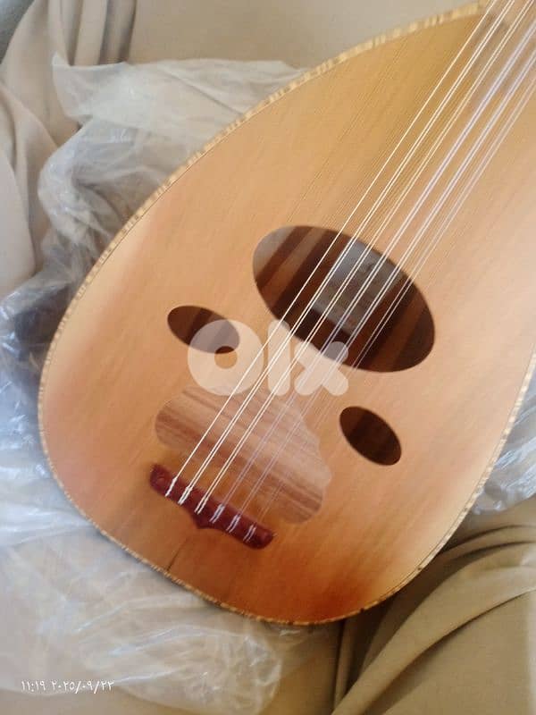 عود مميز بسعر مميز 110$ فقط ومع شنطة  وريش وجديد أفضل الأسعار بالسوق 2