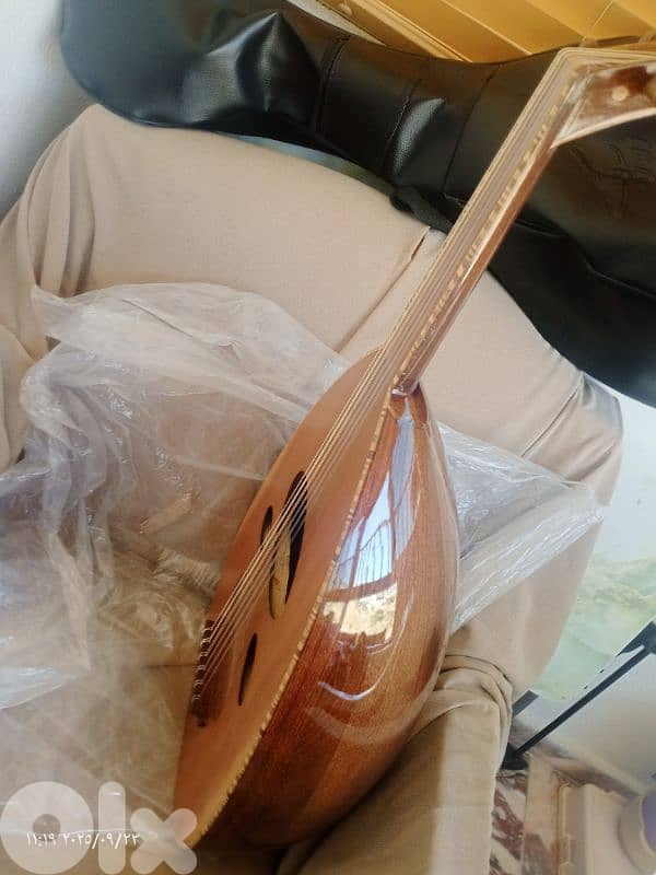 عود مميز بسعر مميز 110$ فقط ومع شنطة  وريش وجديد أفضل الأسعار بالسوق 3