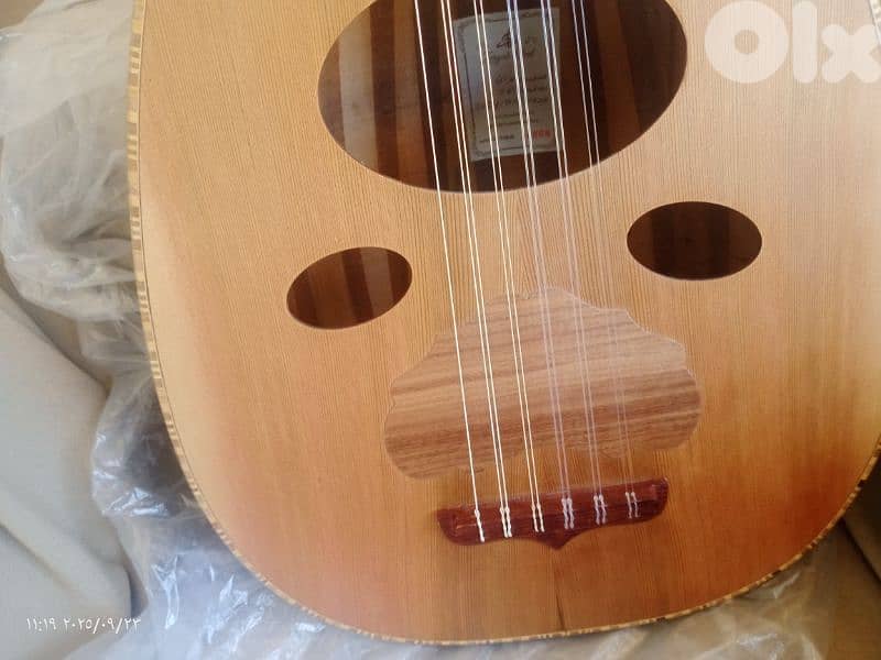 عود مميز بسعر مميز 110$ فقط ومع شنطة  وريش وجديد أفضل الأسعار بالسوق 4