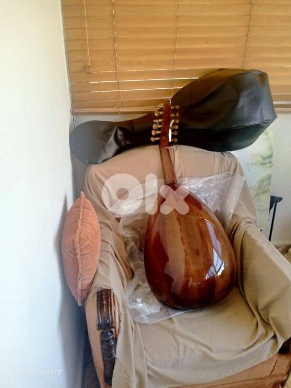 عود مميز بسعر مميز 110$ فقط ومع شنطة  وريش وجديد أفضل الأسعار بالسوق 7