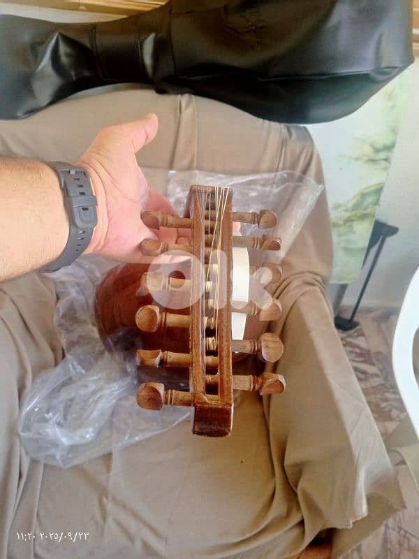 عود مميز بسعر مميز 110$ فقط ومع شنطة  وريش وجديد أفضل الأسعار بالسوق 9