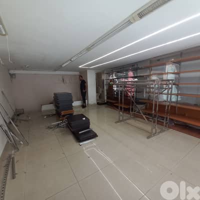 One minute to the highway Shop in Zalka for rent