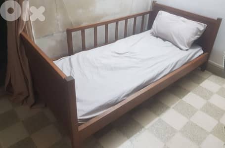 تخت / سرير للبيع طابقين طابق فوقي و طابق ارضي بسعر ١٠٠ دولار فقط