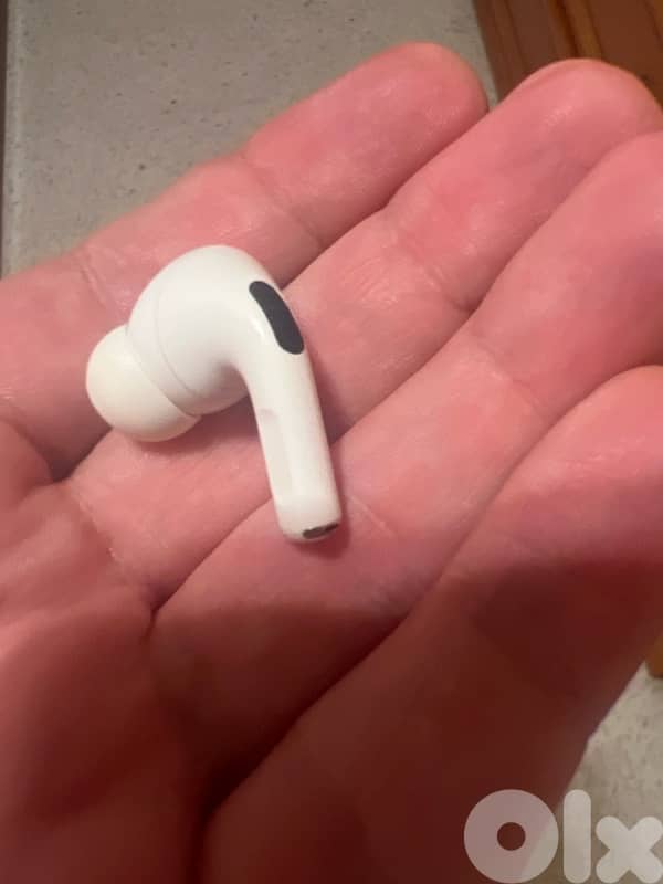 Apple Original left pod 1