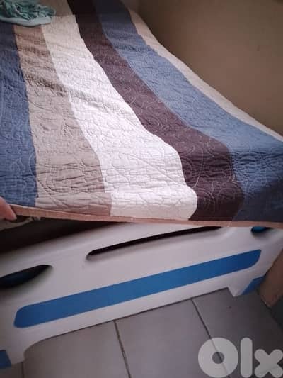 تخت طبي وكرسي متحرك مع ٤فرشات