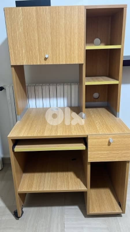 طاولة مكتبية عصريّة للبيع - تصميم عملي ومساحات تخزين متعددة 0