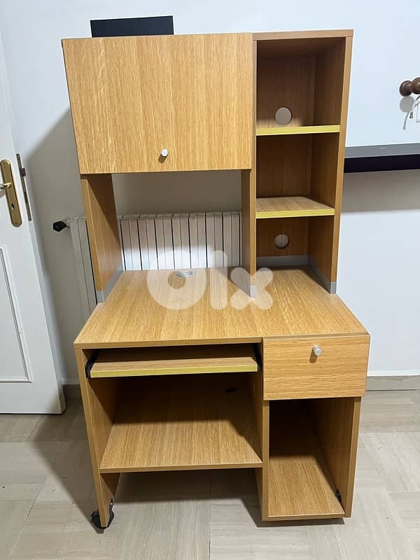 طاولة مكتبية عصريّة للبيع - تصميم عملي ومساحات تخزين متعددة 1