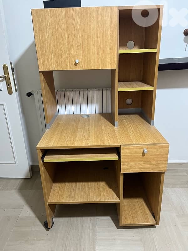 طاولة مكتبية عصريّة للبيع - تصميم عملي ومساحات تخزين متعددة 2