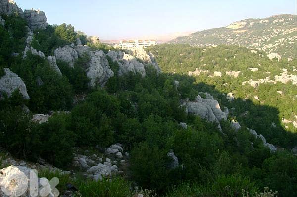 LAND in FEITROUN with Viewأرض في فيطرون ٨٠٠ م٢ 5