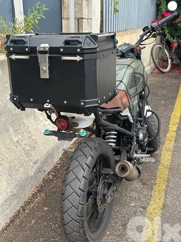 Box and projectors 0