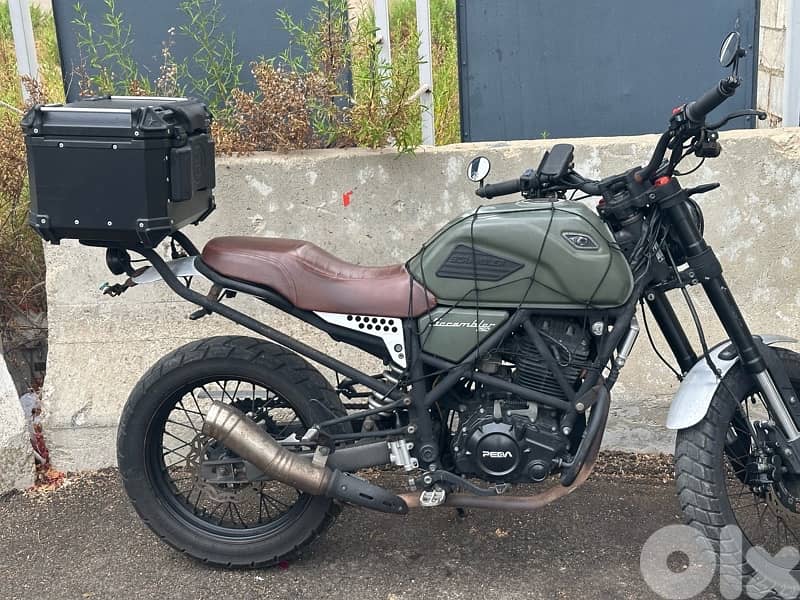 Box and projectors 1