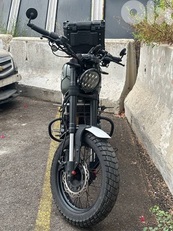 Box and projectors 3