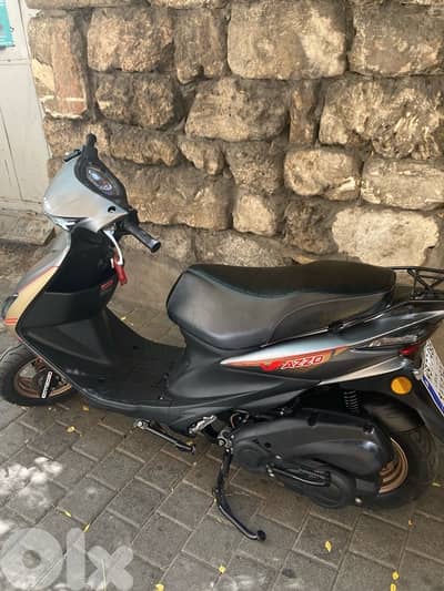 V180 azzo 2025